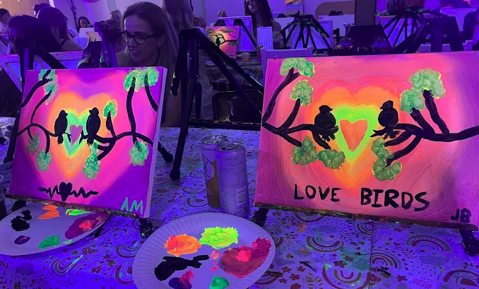 Paint in the dark experience, wine and paint workshop